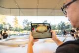 Прошетка низ кампусот на Епл Парк со користење на софтвер за подобрена реалност на iPad