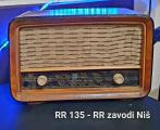 Александар Андоновски го донел ова радио од старата куќа на дедо му во Прилеп со намера наскоро да го реставрира.
