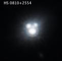 Во системот HS 0810+2554 може да се видат повеќе слики од позадинска слика создадена со гравитациони леќи. 