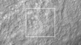 Местото каде се урна Мисијата 1 HAKUTO-R, видена од камерата на орбитерот LRO на 26 април 2023 година, ден по обидот за слетување. LROC NAC слика M1437131607R.