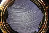 Поглед од500 метарскиот телескоп со сферичен отвор (FAST) во Гуижоу, Кина