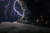 Иако спектакуларна оваа вулканска олуја не е од Тонга туку е снимена при ерупцијата на исландскиот вулкан Eyjafjallajokull во април 2010 година 