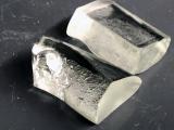 Примерок од LionGlass, нов тип на стакло дизајнирано од истражувачите од Пен Стејт, кое бара значително помалку енергија за да се произведе и е многу поотпорно на оштетување од стандардното стакло фото: Пен Стејт