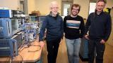 Пол О’конор, Анже Слосар и Свен Херман (од лево кон десно) во лабораторијата во Брукхејвен каде тимот го развива спектрометарот за LuSEE-Night