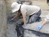 Археолозите работат на ископување на древната дрвена структура. 