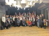 Заедничка фотографија на дел од присутните гости со членовите на Ансамблот за песни и танци при Економскиот универзитет во Варшава