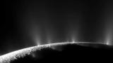 Гејзери се извишуваат над површината на Енцелад 