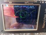 Поглед кон дисплејот од векторскиот мрежен анализатор, со Смитовата крива (зелената линија), повратното слабеење (жолтата линија) и коефициентот на стојни бранови - SWR (виолетовата линија).