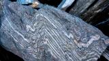 Примерок од 3,7 милијарди години стара карпеста формација прошарана со ленти железо какви што постојат во североисточниот дел на супракрасталниот појас Исуа.