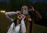 Нововенчана двојка го гледа затемнувањето по масовната венчавка што се случи непосредно пред еклипсата во Раселвил, Арканзас. Тие се еден од 358 парови кои се венчаа на настанот 'Земи се при екслипса'. 