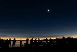 Месечината го покрива Сонцето за време на затемнувањето над Магог, Квебек