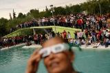 Луѓето го набљудуваат затемнувањето во Тореон, Мексико