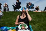 Луѓето го гледаат затемнувањето во Вапаконета, Охајо.