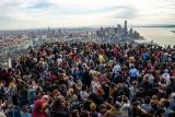 Луѓето го гледаат затемнувањето од платформата за набљудување Еџ во Хадсон Јардс во Њујорк