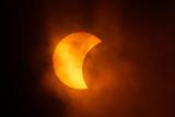Месечината почнува да го покрива Сонцето над Игл Пас, Тексас.