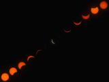 Оваа композитна слика од 13 фотографии ја покажува прогресијата на затемнувањето на Сонцето во текот на 2 часа и 28 минути 