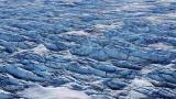 Дел од ледената покривка на Гренланд е со мраз поцрнет од алги