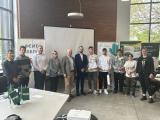 Групна фотографија со наградените ученици