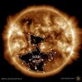 Слика од короналната 'дупка' – темна дамка, направена од вселенското летало Solar Dynamics Observatory на НАСА