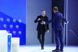 Илон Маск и извршниот директор на БлекРок, Лери Финк, Давос 2026