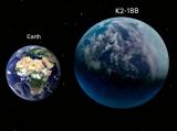 Уметнички приказ на планетата К2-18B во споредба со нашата матична планета Земја