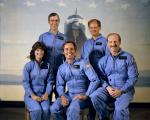 Групна фотографија на астронаутите од мисијата СТС-7