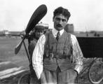 Ролан Гарос пред авион од типот Santos-Dumont Demoiselle