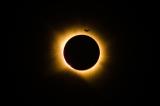 Сезар Караседо го фотографирал целосното затемнување на сонцето од Сера до Кареон во Галиција, Шпанија и успеал да го фати авионот што поминува пред него